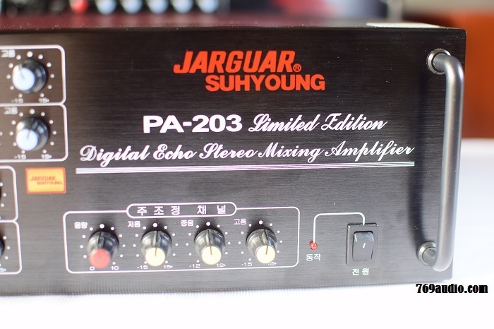 Mặt trước Jarguar 203 Limited